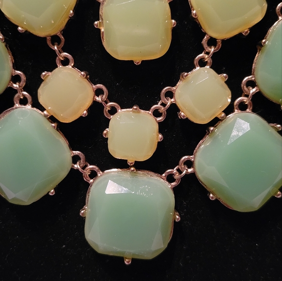 Green acrylic crystal statement necklace - Picture 4 of 4